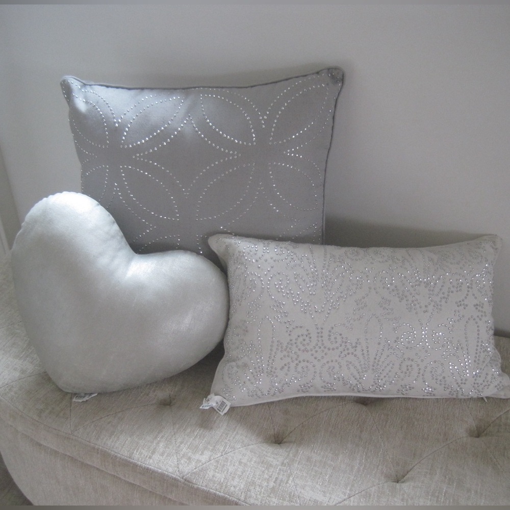 Decorative pillows (all 3) 
White, silver, grey 
Good condition